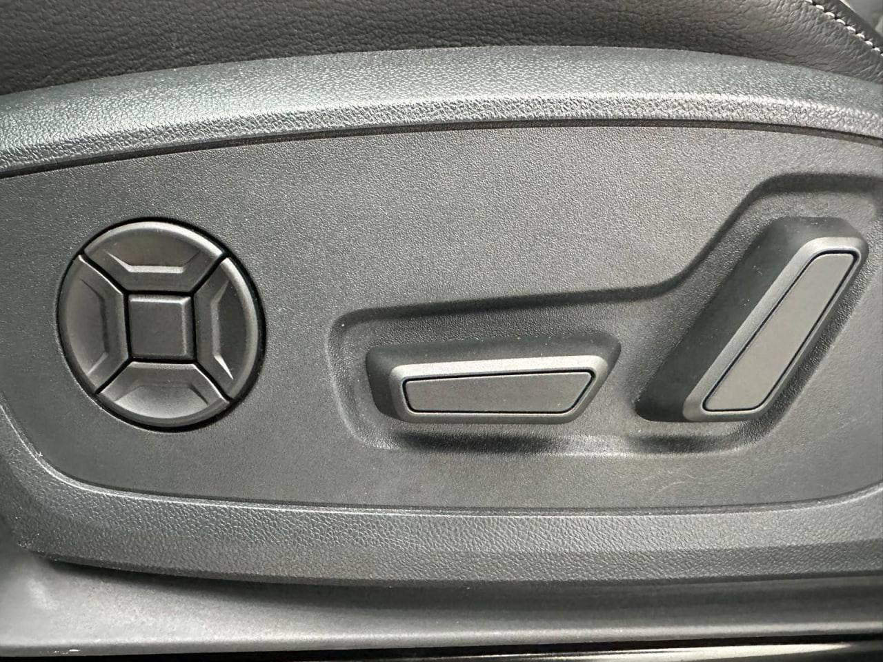 <b>Audi Q3</b>, 2022

2 640 000 р.

16000 км

• Двигатель: 1.4л
• Топливо: бензин
• Привод: передний
• Кузов: кроссовер
