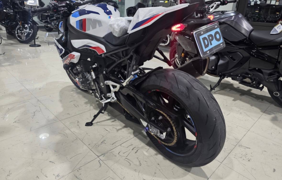 <b>BMW M1000R</b>, 2023

2 019 000 р.

9 180 км
