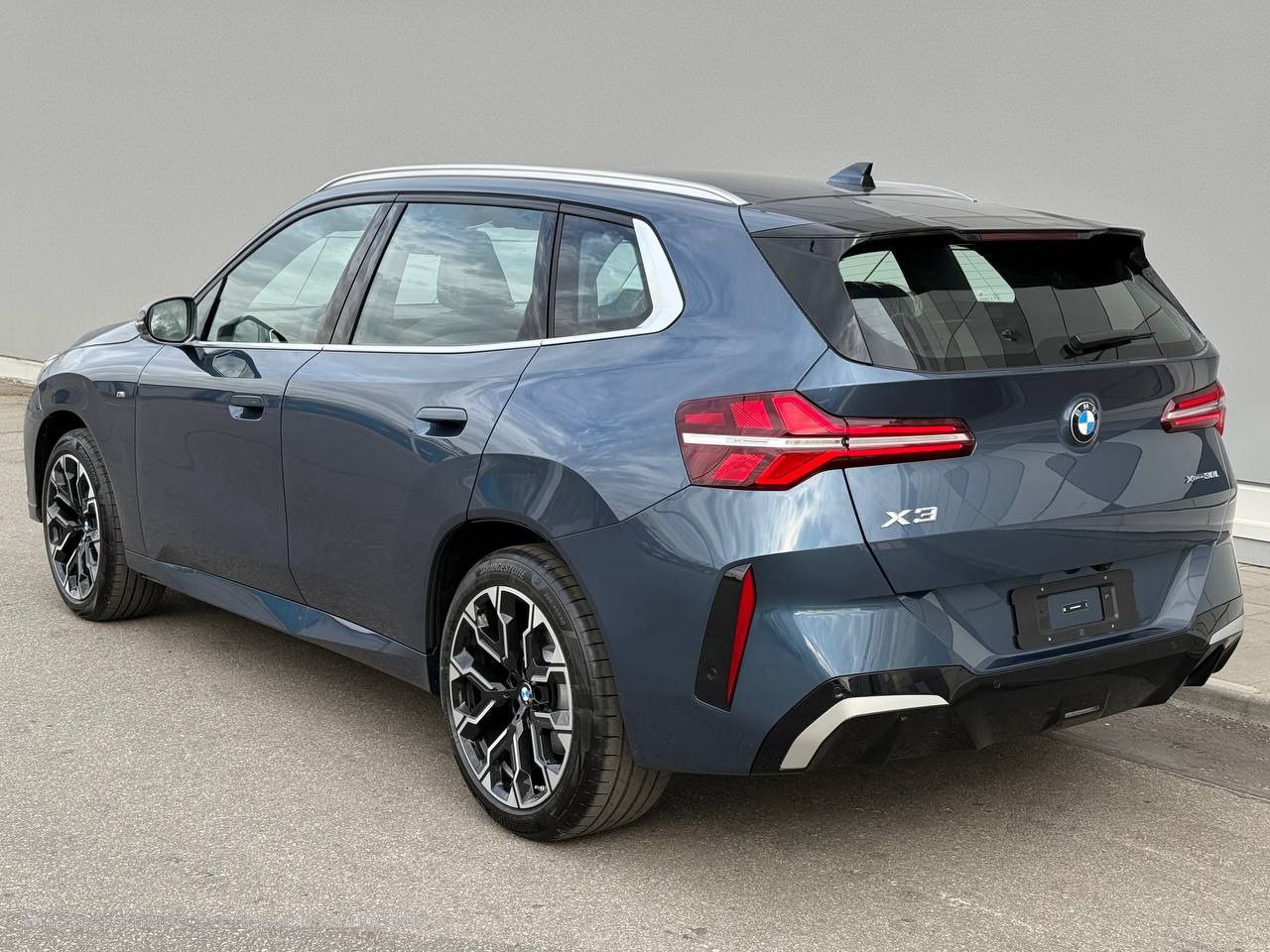 **ЭПТС действующий, коммерческий утиль сбор оплачен
BMW X3 G45 30Li xDrive Рестайлинг **🇩🇪**
2025г **2.0(258 л.с)АТ 4WD🚀
ПТС электронный 👌**
 комплектация:
**✅пакет MSport 
✅музыка Harman Kardon 
✅панорамная крыша
✅обогрев сидений 
✅темный потолок
✅фары LED
✅бесключевой доступ
✅память сидений 
✅Iconic Glow
✅контурная подсветка
✅камеры кругового обзора с 3D визуализацией
✅3х зонный климат
✅комфортные сиденья
✅колеса R20
✅кнопка запуска двигателя
✅электропривод сидений, багажника
✅большой полноцветный монитор
✅цифровая приборная панель
✅адаптивный круиз контроль
✅контроль полосы движении
✅мертвые зоны
✅предупреждение столкновения
✅кожаный салон
✅выбор режимов движения
✅парктроники перед зад
✅Bluetooth, Hands free, Apple CarPlay
✅и ещё куча всего
Абсолютно новый автомобиль, в пленках и пакетах
При желании возможна совместная постановка на учет в ГИБДД✅
Цена** 7.300.000 **
+79857553060