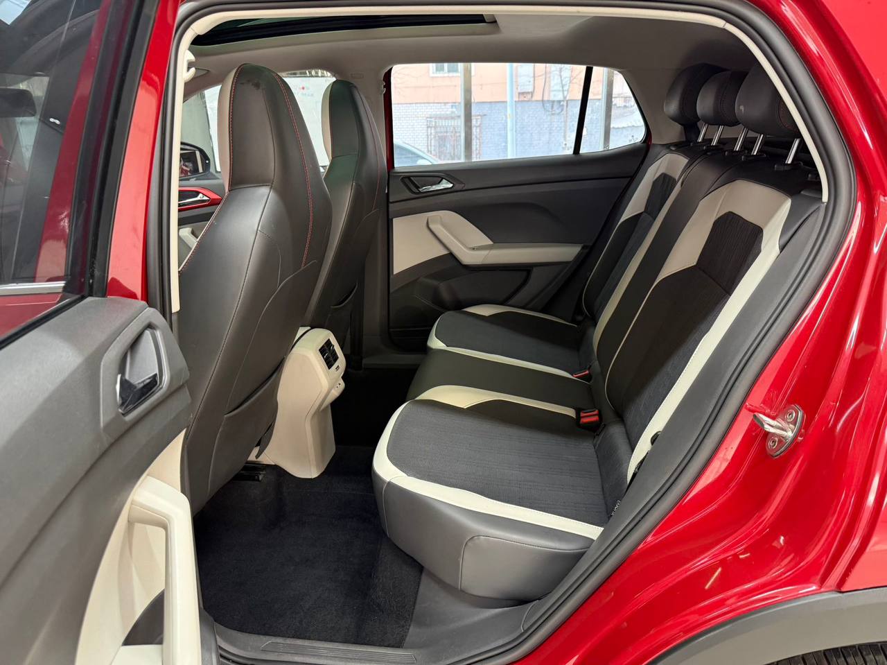 <b>Volkswagen T-Cross</b>, 2021

1 423 000 р.

45 500 км

• Двигатель: 1.5л
• Топливо: бензин
• КПП: автомат
• Привод: передний
• Кузов: кроссовер
