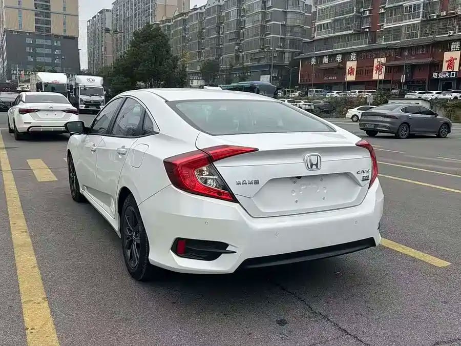 <b>Honda Civic</b>, 2023

2 190 000 р.

48000 км

• Двигатель: 1.5л
• Топливо: бензин
• КПП: вариатор
• Привод: передний
