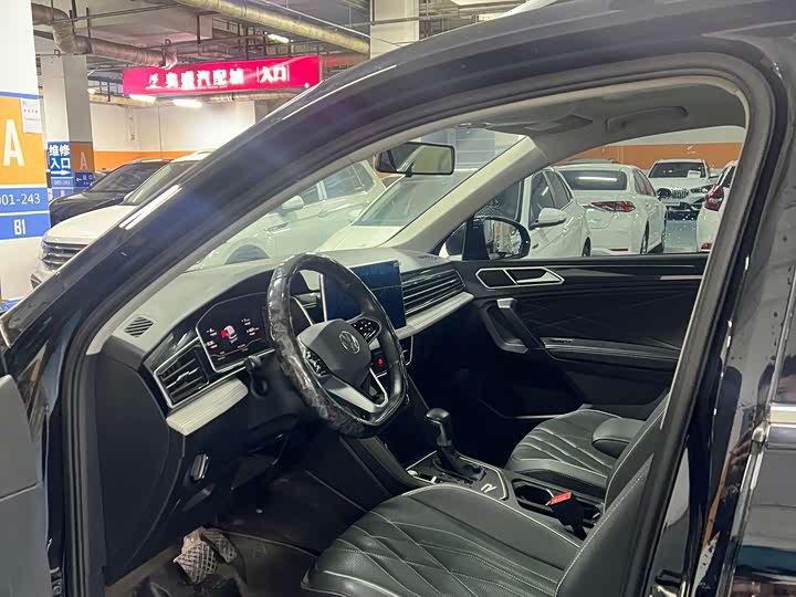 <b>Volkswagen Tiguan</b>, 2022

2 899 000 р.

37 000 км

• Двигатель: 1.4л
• Топливо: бензин
• КПП: робот
• Привод: передний
