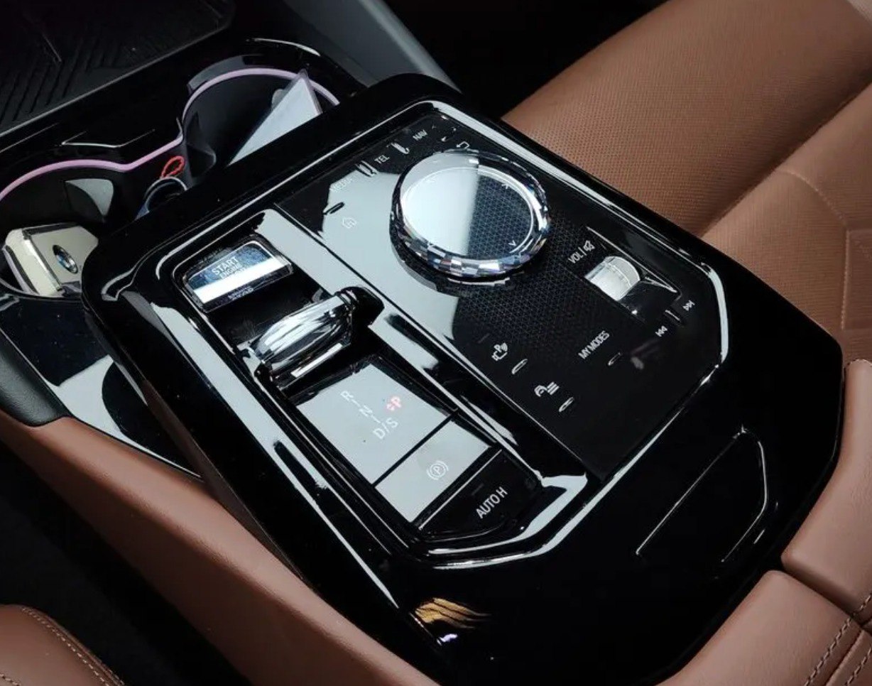 <b>BMW 530i xDrive M Sport</b>, 2023

7 350 000 ₽

27 900 км

• Двигатель: 2.0л
• Топливо: бензин
• Привод: полный
