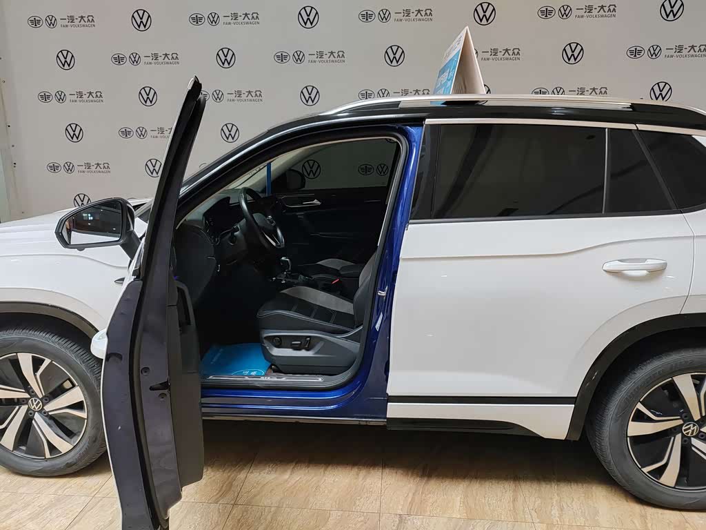 <b>Volkswagen Tayron GTE plug-in hybrid</b>, 2021

1 961 000 ₽

51000 км

• Двигатель: 1.4л
• Топливо: гибрид
• КПП: механика
• Привод: передний
• Кузов: кроссовер
