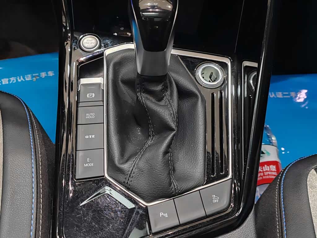 <b>Volkswagen Tayron GTE plug-in hybrid</b>, 2021

1 961 000 ₽

51000 км

• Двигатель: 1.4л
• Топливо: гибрид
• КПП: механика
• Привод: передний
• Кузов: кроссовер
