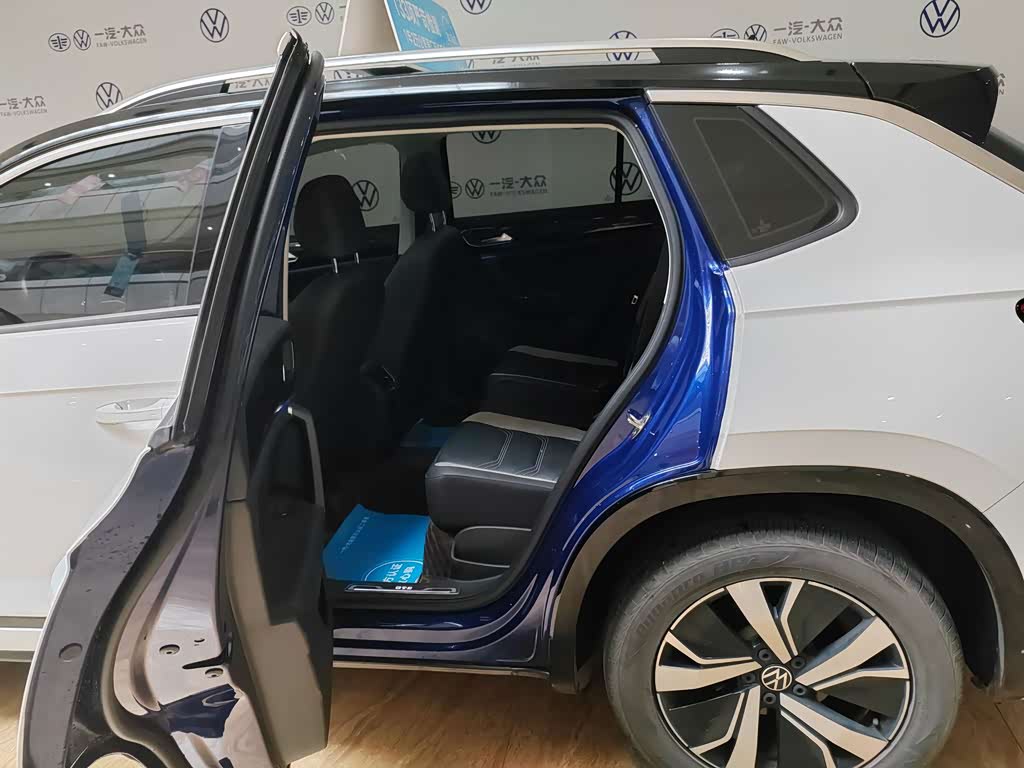 <b>Volkswagen Tayron GTE plug-in hybrid</b>, 2021

1 961 000 ₽

51000 км

• Двигатель: 1.4л
• Топливо: гибрид
• КПП: механика
• Привод: передний
• Кузов: кроссовер
