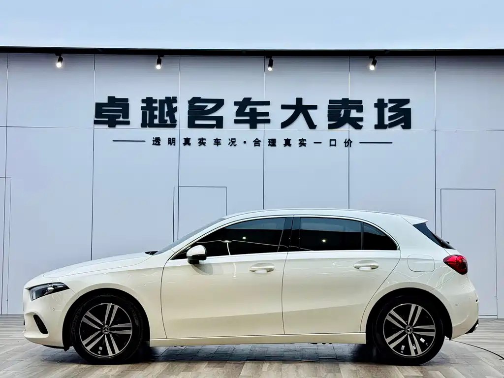 [Mercedes-Benz A-Class (Imported) 2021 A 180](https://m.che168.com/cardetail/index?infoid=56255042&pvareaid=111478&cpcid=0&isrecom=1&queryid=1760112293782$0$b4101ee3-52f9-4d42-a89d-79e5e41af96e$97224$1&cartype=30&cxextraparamsnew=&offertype=240&offertag=0&activitycartype=0&cstencryptinfo=&encryptinfo=&userareaid=0&adfromid=30165021&fromtag=0&ext=%7B%22urltype%22%3A%22%22%7D&otherstatisticsext=%7B%22cartype%22%3A30%2C%22eventid%22%3A%22usc_2sc_mc_mclby_cydj_click%22%2C%22history%22%3A%22%E5%88%97%E8%A1%A8%E9%A1%B5%22%2C%22is_remote%22%3A0%2C%22offertype%22%3A410%2C%22pvareaid%22%3A%22111478%22%2C%22srecom%22%3A%222%22%7D)

Доступен к заказу из Китая 🇨🇳 

- 2021.01 год
- пробег 26.000 км
- 1.3 л. бензин 136 л.с.
- ркпп, 2WD
- [максимальная комплектация](https://s3.twcstorage.ru/fce63e15-3d8e62ee-370b-4b89-8d4c-4cbab6bd1ed7/4e76249f-344d-4940-971c-b8d58278a4eb.pdf)
* информация по состоянию автомобиля отсутствует

Смета:
• Цена автомобиля на экспорт в Китае - 1.517.000₽;
• Растаможка - 231.403₽;
• Таможенный брокер - 110.000₽;
• Логистика Уссурийск - Москва - 250.000₽.
(крытая, застрахованная фура, сроки ~6-10 дней)

**• Цена под ключ в Москве - 2.109.000₽** (в Уссурийске минус 250.000₽)
__* актуальна с учетом курса валют на дату публикации данного объявления__ 

• Общие сроки доставки автомобиля ~ 10-45 дней

**‼️ОСТОРОЖНО МОШЕННИКИ‼️** - ПЕРЕД ЗАКАЗОМ АВТО [➡️ОБЯЗАТЕЛЬНО ОЗНАКОМИТЬСЯ⬅️](https://t.me/avtobezriskovimport/36726)

Бесплатная консультация по заказу авто 🇰🇷🇨🇳 писать [МЕНЕДЖЕРУ 👈](https://t.me/avtobezriskovmanager) 

[🧮 БЕСПЛАТНЫЙ БОТ-КАЛЬКУЛЯТОР](https://t.me/abr_raschet_bot) для просчета авто из Кореи и Китая за 2 минуты 🔥

Активный чат 🚘 - [ПОДПИШИСЬ И ЗАДАЙ ЛЮБОЙ ВОПРОС](https://t.me/+i2hk2XEYUqU4MzIy)

#автодо2_5млн_абр

Что скажите 🙃
👍 - класс, себе бы взял(а)
👎 - лучше в РФ купить 
🥴 - спорный авто